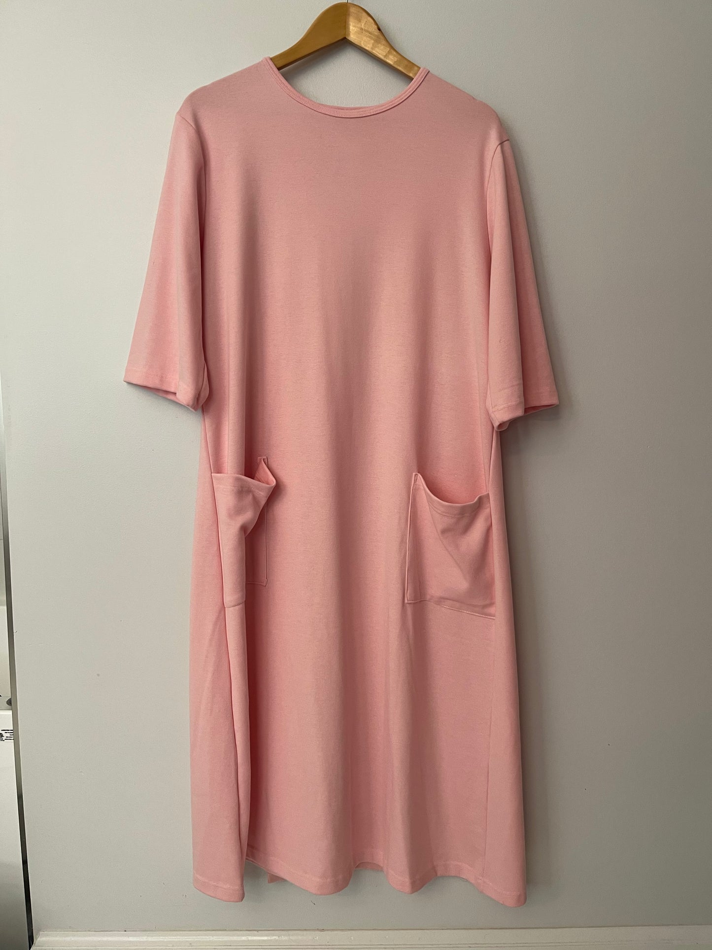 Ladies’ Adaptive Cotton Dress – Pink Open-Back with Pockets