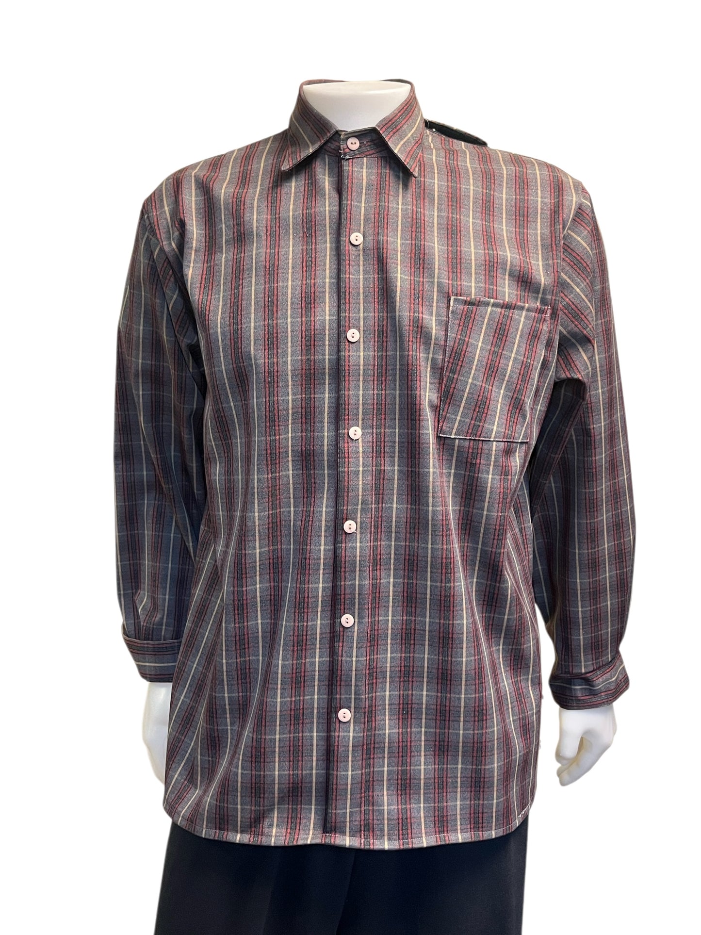 Adaptive open-back men’s plaid button shirt in grey and red, displayed on a mannequin with a white background.
